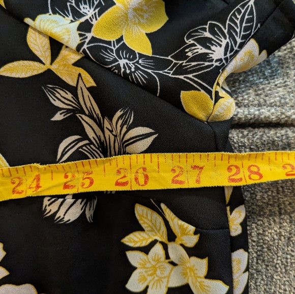 LOFT black, flutter sleeve blouse in a yellow floral pattern, size 24 - Picture 12 of 12